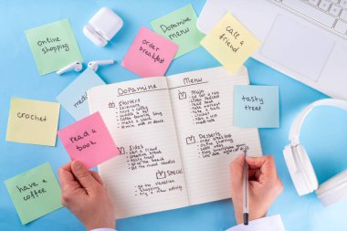 Dopamin Menüsü DHD beyninizi uyarır, günlük mutluluk ve serotonin dozunu artırır, dopamin seviyesini doğal olarak yükselten zevkli, sağlıklı alışkanlıklar ve aktivite fikirleri listesidir.
