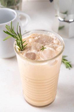Bir bardak buzlu kokulu biberiyeli kahve. Sütlü ya da kremalı. Sütlü ve biberiyeli soğuk kahve.