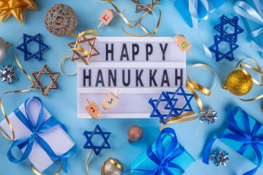 Mutlu Hanukkah tebrik kartı geçmişi. Yahudi Yeni Yıl dairesi geleneksel Hanuka festivali, menorah, donut ve dekorasyon sembolleriyle yatıyordu.