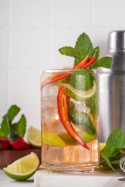 Thai soğuk kırmızı biberli çay, limonata veya mojito kokteyli, limon, nane ve kırmızı biberli yaz Asya içeceği.