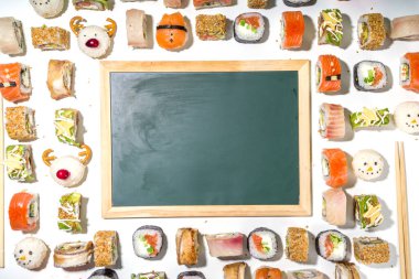 Noel sembolleri Noel Baba, geyik, kardan adam, köknar ağacı, Noel suşi bar menüsü, şenlikli teslimat arka planı gibi komik süslemeli Noel suşisi seti. 