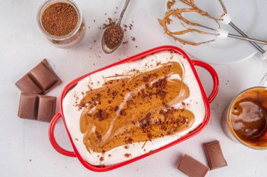 Moda dalgona tiramisu tatlısı. Ev yapımı köpüklü kremalı kahve tiramisu, Savoyardi ile hazırlanmış, üzerinde hazır kahve köpüğü ve çikolata var.