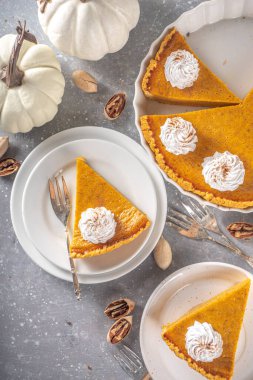 Geleneksel Sonbahar Balkabağı Turtası. Ev yapımı Amerikan balkabağı turtası üstüne krem şanti.. 