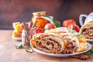 Karamelli elmalı, kuru üzümlü, fındıklı, ballı, tarçınlı, elmalı turta.