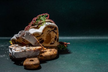  Geleneksel Noel Dresdner, kurumuş meyve, baharat, Noel ağacı ve koyu yeşil çimento arka planda süslemeli Çalıntı kek. 