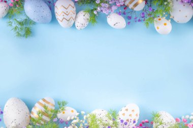 Paskalya yumurtaları ve bahar çiçekleriyle dolu mutlu Paskalya tebrik kartları. Metin için kopyalama alanı olan Paskalya bayramı düz yatay kompozisyonu