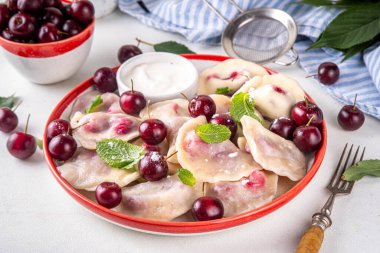 Geleneksel Batı Avrupa Kirazlı Hamur köfteleri, Ukraynalı Ukraynalı, Polonya vejetaryen Kirazlı Pierogi, Tatlı Meyveli Vareniki, ekşi kremalı ve şekerli ravioli