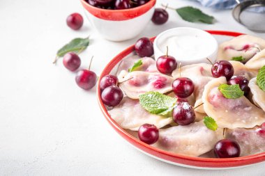 Geleneksel Batı Avrupa Kirazlı Hamur köfteleri, Ukraynalı Ukraynalı, Polonya vejetaryen Kirazlı Pierogi, Tatlı Meyveli Vareniki, ekşi kremalı ve şekerli ravioli