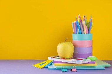 Okula dönmek, okul kermesi, okul aksesuarları satış geçmişi. Okul malzemeleriyle parlak renk arkaplanı, çanta, not defterleri, kalemler, kitaplar, kalem standı, sırt çantası, kalem kutusu kopya alanı