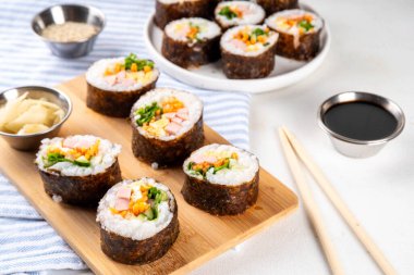 Gimbap veya kimbap, Kore dürümü, geleneksel yemek. Jambon, sebze ve marullu ev yapımı kimbap rulosu.