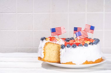  Bayrak ve böğürtlenli 4 Temmuz pastası. Ev yapımı vatansever Amerikan bayrağı çizgili vanilyalı kremalı kek, Bayram Partisi yaz tatlısı. 