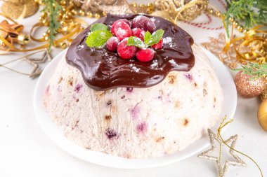 Donmuş Noel peynirli pudingi, beyaz peynirli pastanın modaya uygun tarifi çikolata soslu ve yaban mersini desenli İngiliz Noel meyveli pudingi.