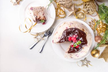 Donmuş Noel peynirli pudingi, beyaz peynirli pastanın modaya uygun tarifi çikolata soslu ve yaban mersini desenli İngiliz Noel meyveli pudingi.