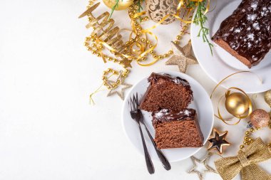 Noel zencefilli çikolatalı pasta, çikolata soslu, beyaz şenlikli arka plan