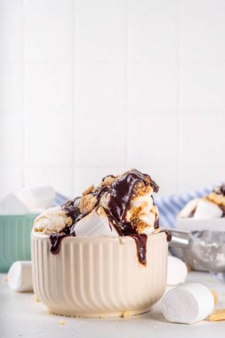 Porsiyon kase çikolatalı ve graham krakerli smore dondurması, lezzetli Noel S 'mores dondurması.