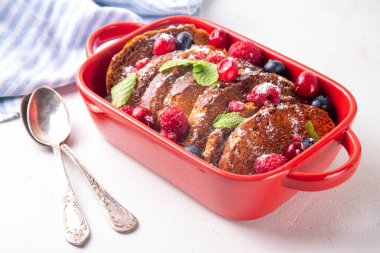 Noel sabahı Fransız tostu, bayram sabahı Fransız tost güveci, ekmek, yumurta ve süt karışımı ve taze böğürtlenli tatlı