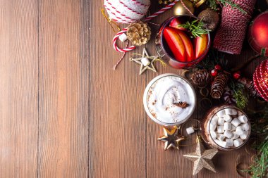 Sıcak içecek kafeleri menüsü arka planı, sıcak şarap, eggnog ve sıcak çikolata geleneksel Noel kokteylleri ve içecekleriyle, Noel bayramı şenlik süslemeleri, fotokopi alanı