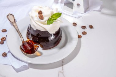 Koyu espresso kahvesi, jelatin ya da agar ve krema ile yapılmış jöleli kahve. Asya soğuk kahve tatlısı kohii zerii kanten beyaz masa arkaplan fotokopi alanı