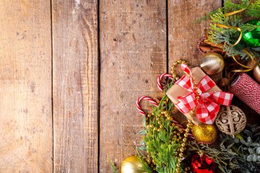 Noel arkaplanı hediye kutusu, köknar ağacı ve takılar, Noel ve yeni yıl tebrik kartı veya davetiyesi için bayram ağacı ahşap arka planı, kopyalama alanı