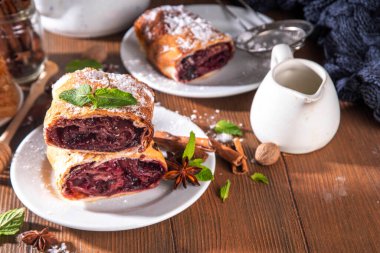 Ev yapımı sonbahar kirazlı turta, kuru üzüm, fıstık, bal, tarçın baharatları mutfak masasında fotokopi masasında. 