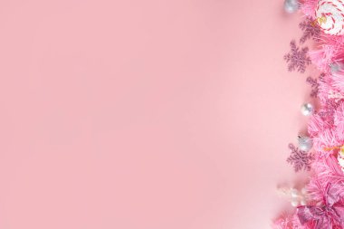 Pofuduk pembe yapay Noel ağacı brunch 'ları, pembe şenlikli fiyonk ve modaya uygun, klişe tarzdaki dekorasyonlar, üst görünüm düz kopya alanı