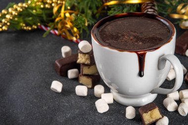 Marzipan sıcak çikolatası, içinde malzemeler, şekerlemeler ve badem ezmesi çikolataları olsun. Kış ve Noel rahatlığı Lezzetli sıcak kakao beyaz bardakta