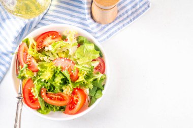 Marullu, dilimlenmiş domatesli, susamlı ve zeytinyağlı sade sağlıklı sebze salatası. 