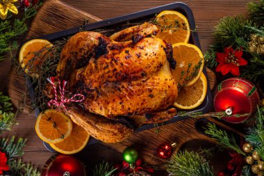 Noel ve Şükran Günü geleneksel pişmiş tavuk. Noel yemeği için tam kavrulmuş tavuk, portakal ve kekik ile, Noel 'de veya Şükran Günü süslemeli masa