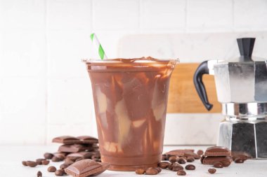 Viral Çikolatalı Latte içeceği. Buzlu latte ve mocachino ile doldurulmuş çikolatalı plastik bardak.