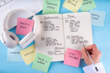 Dopamin Menüsü DHD beyninizi uyarır, günlük mutluluk ve serotonin dozunu artırır, dopamin seviyesini doğal olarak yükselten zevkli, sağlıklı alışkanlıklar ve aktivite fikirleri listesidir.