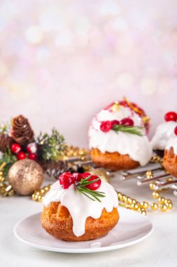 Porsiyonlu Noel çöreği, zencefilli çikolata ve vanilyalı mini noel pastası üzerine şeker sosu, kızılcık ve biberiye süslemesi.