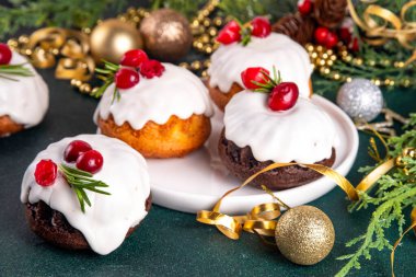 Porsiyonlu Noel çöreği, zencefilli çikolata ve vanilyalı mini noel pastası üzerine şeker sosu, kızılcık ve biberiye süslemesi.