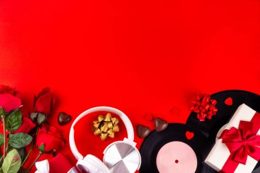 Sevgililer Günü tebrik kartı, parti davetiyesi geçmişi. Müzik severler için bir hediye, Sevgililer Günü için bir şarkı listesi. Çikolata, dekor, çiçek buketi ve hediye kutularıyla klasik retro plaklar.