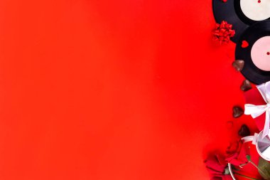 Sevgililer Günü tebrik kartı, parti davetiyesi geçmişi. Müzik severler için bir hediye, Sevgililer Günü için bir şarkı listesi. Çikolata, dekor, çiçek buketi ve hediye kutularıyla klasik retro plaklar.