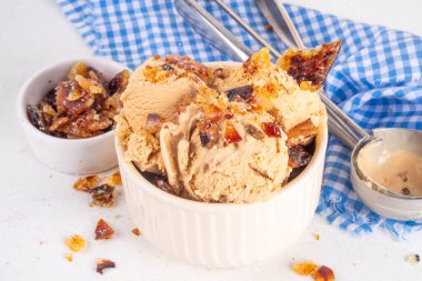 Kremalı brulee dondurması, karamelize şeker, tatlı kremalı dondurma ve bir sürü çıtır karamel ve ekstra porsiyon.