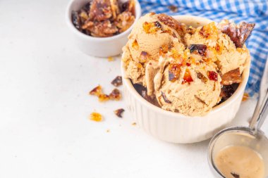 Kremalı brulee dondurması, karamelize şeker, tatlı kremalı dondurma ve bir sürü çıtır karamel ve ekstra porsiyon.