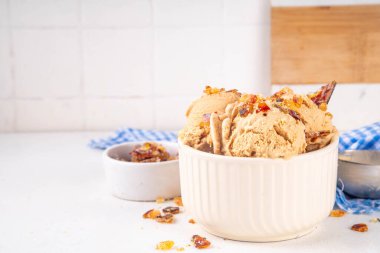 Kremalı brulee dondurması, karamelize şeker, tatlı kremalı dondurma ve bir sürü çıtır karamel ve ekstra porsiyon.