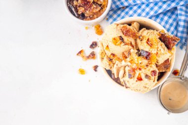 Kremalı brulee dondurması, karamelize şeker, tatlı kremalı dondurma ve bir sürü çıtır karamel ve ekstra porsiyon.