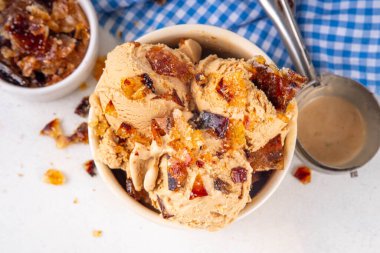 Kremalı brulee dondurması, karamelize şeker, tatlı kremalı dondurma ve bir sürü çıtır karamel ve ekstra porsiyon.