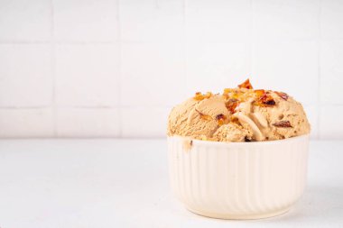 Kremalı brulee dondurması, karamelize şeker, tatlı kremalı dondurma ve bir sürü çıtır karamel ve ekstra porsiyon.