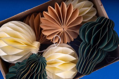 İskandinav tarzı kompozisyon, geleneksel İskandinav kağıt bal peteği süslemeleri, hediye kutuları, altın çelenkler. Modern moda eko Noel dekoru