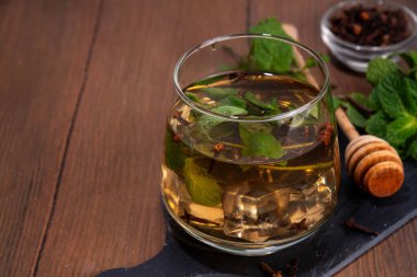 Karanfilli nane şurubu yaz içeceği, karanfil suyu ya da çay. Ayurvedik, antiseptik, iltihap önleyici ve antioksidan içecekler, camda demlenmiş kuru karanfil ilacı.