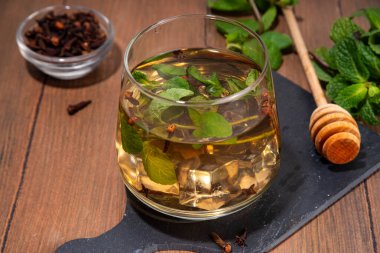 Karanfilli nane şurubu yaz içeceği, karanfil suyu ya da çay. Ayurvedik, antiseptik, iltihap önleyici ve antioksidan içecekler, camda demlenmiş kuru karanfil ilacı.