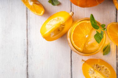 Balkabağı ve portakallı sonbahar limonata içeceği. Sonbahar için tatlı bir içecek Şükran Günü partisi, lezzetli meyve kokteyli veya margarita kokteyli.