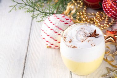 Sıcak içecek kafeleri menüsü arka planı, sıcak şarap, eggnog ve sıcak çikolata geleneksel Noel kokteylleri ve içecekleriyle, Noel bayramı şenlik süslemeleri, fotokopi alanı