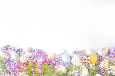 Paskalya yumurtaları ve bahar çiçekleriyle dolu mutlu Paskalya tebrik kartları. Metin için kopyalama alanı olan Paskalya bayramı düz yatay kompozisyonu