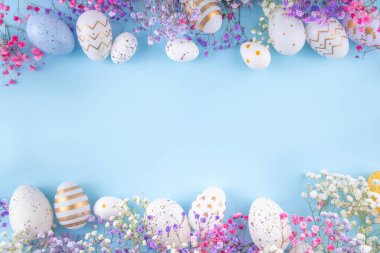 Paskalya yumurtaları ve bahar çiçekleriyle dolu mutlu Paskalya tebrik kartları. Metin için kopyalama alanı olan Paskalya bayramı düz yatay kompozisyonu