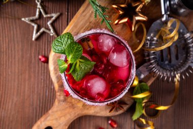 Portakal, kızılcık, nane ve ezilmiş buz, alkol ya da Noel partisi için alkolsüz votka ya da alkollü votka karışımı.