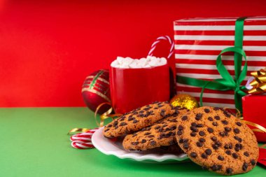 Geleneksel Noel çikolatalı kurabiyeleri, Kış tatili için çıtır Amerikan tatlıları ve Noel Baba hediyeleri.