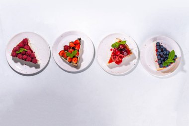 Yaz kafesi pişirme menüsü arka planı, çeşitli soslu tatlı peynirli kek dilimleri, reçel ve böğürtlen - çilek, yabanmersini, ahududu, vişne 